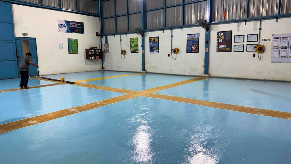 Read more about the article The Service Station of PT Lintas Sinergi Andalan is carrying out repairs and maintenance on the floor of the Liferaft service area. What is it for?
